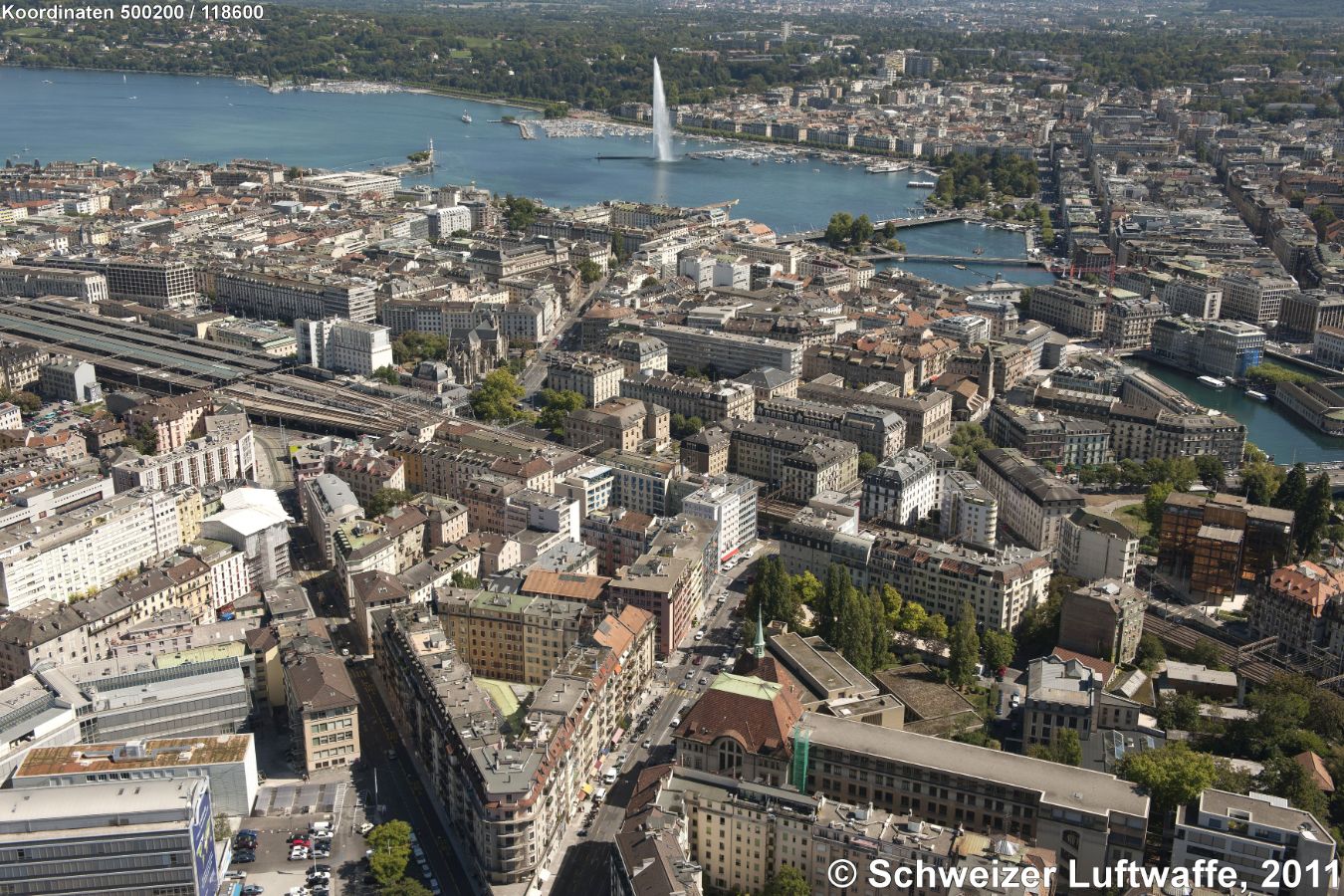 Genf, Altstadt, Quartier 'Pâquis-Navigation', Position 2'500'194.29, 1'118'647.90. Im Seebecken links: 'Le Phare de Genève' und 'Jet d'eau'.